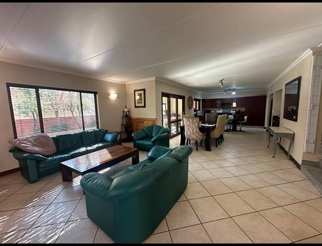 3 BEDROOM TOWNHOUSE FOR SALE IN GLENVISTA